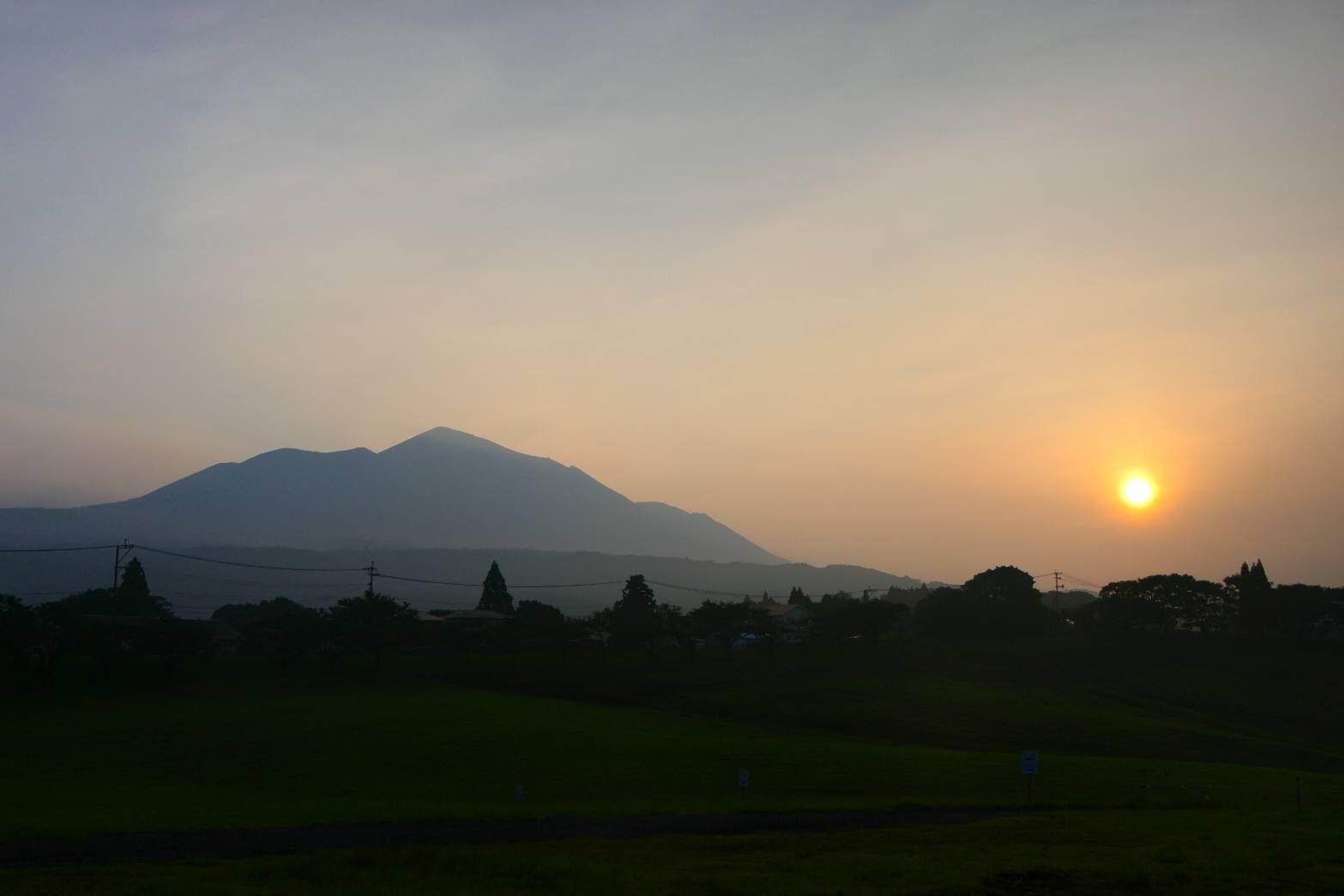 早朝の高千穂峰とご来光