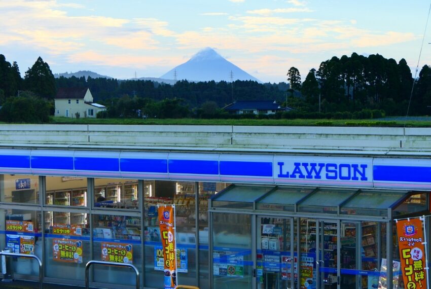 薩摩富士開聞岳とローソン店