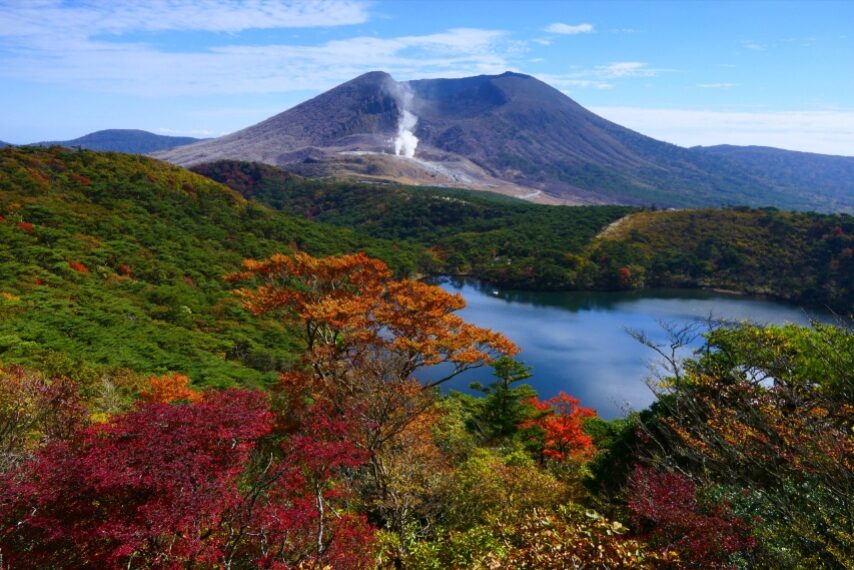 白鳥山の紅葉、眼下に白紫池と遠くに韓国岳