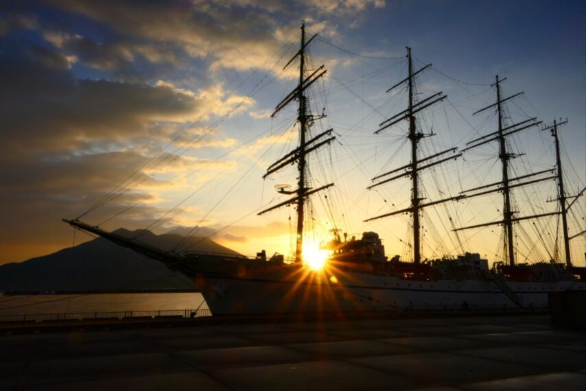 早朝の桜島と日本丸、ご来光