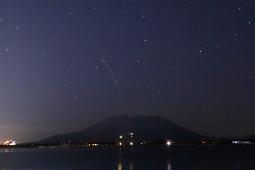 桜島と、ふたご座流星群の流れ星