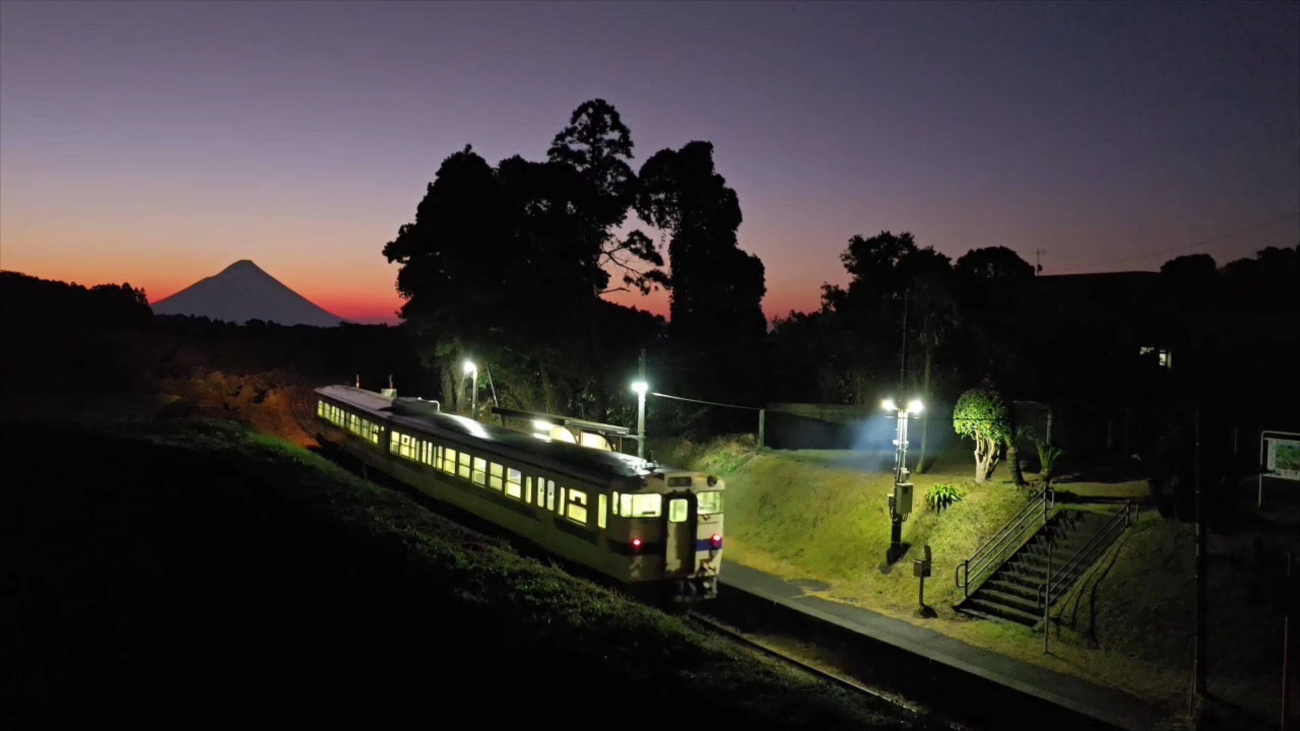 松ヶ浦駅の一番列車-s
