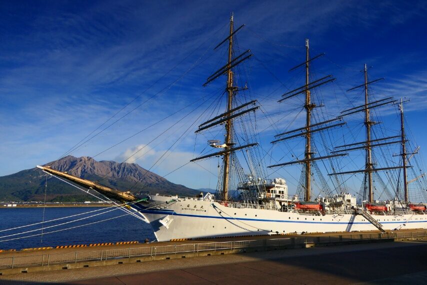 昼の桜島と日本丸