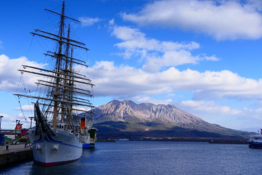 鹿児島港に停泊中の海技教育機構の練習船 海王丸-2