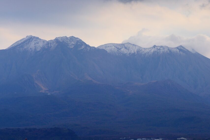 山頂付近、雪化粧した桜島