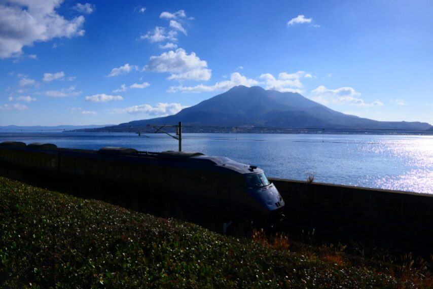 特急きりしまと桜島