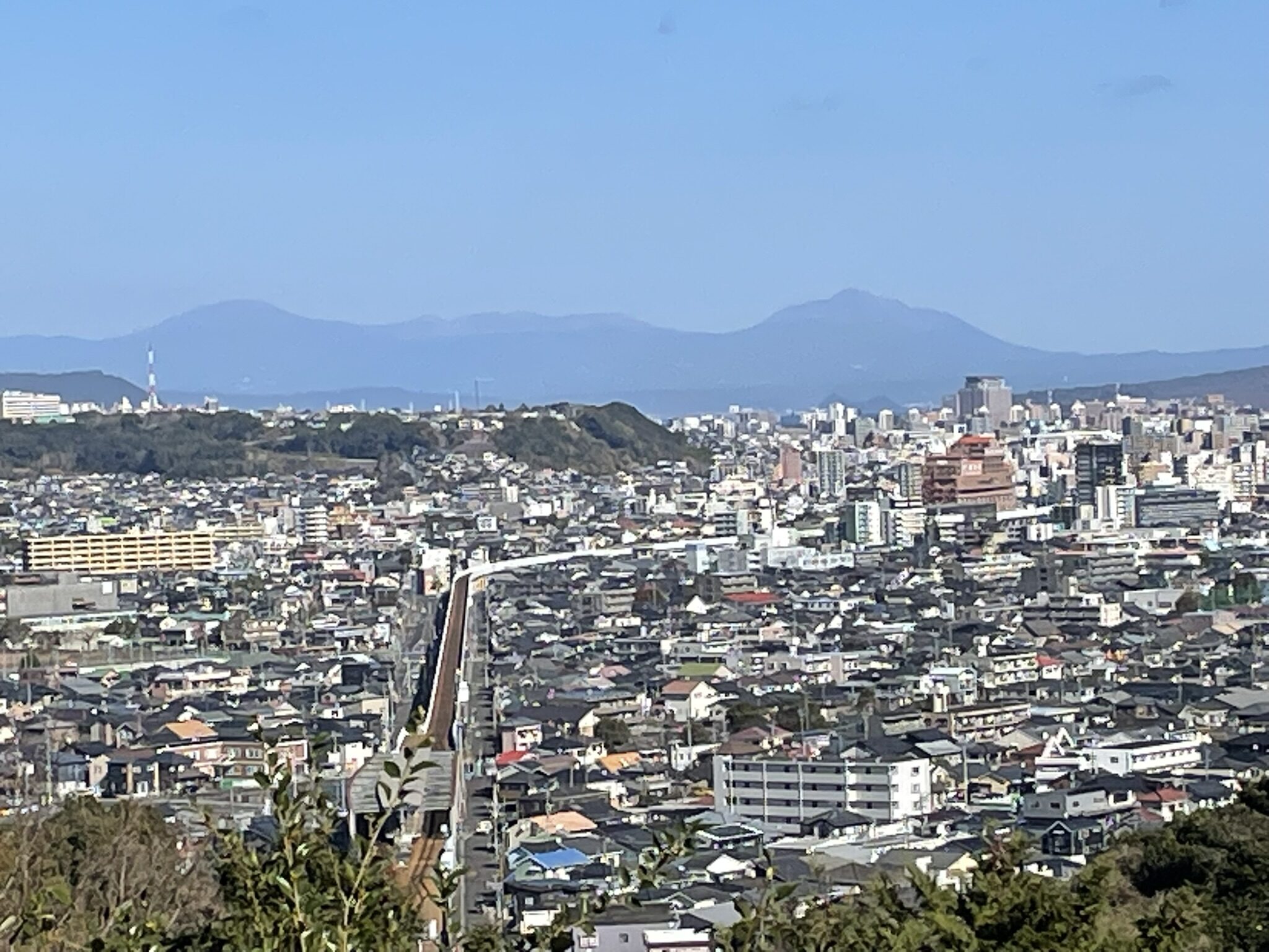 慈眼寺駅と霧島連山
