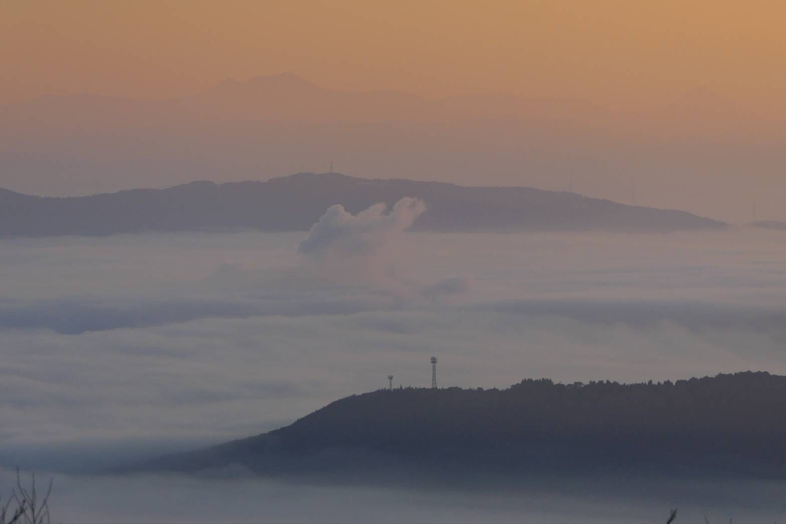 眼下に朝霧に覆われた川内、遠くにはぼんやり霧島連山