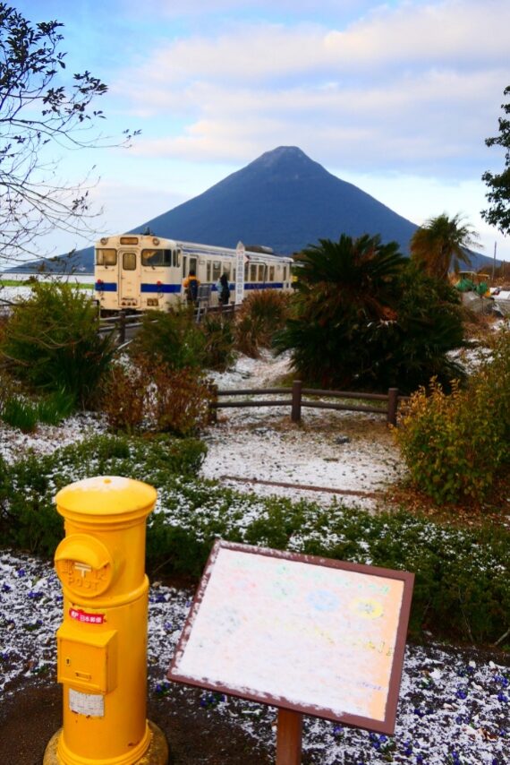 雪化粧の残る西大山駅周辺の絶景