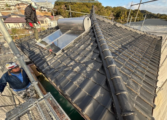 太陽熱温水器を撤去し、屋根の葺き替え工事